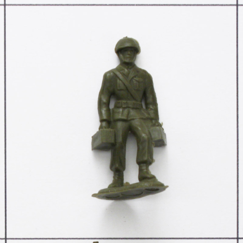 Soldat mit Muni-Kästen, oliv<br />Weichplastik, Bergen Toys