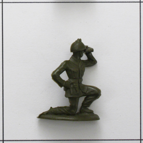 Soldat, knieend mit Fernglas, oliv<br />Weichplastik, Bergen Toys