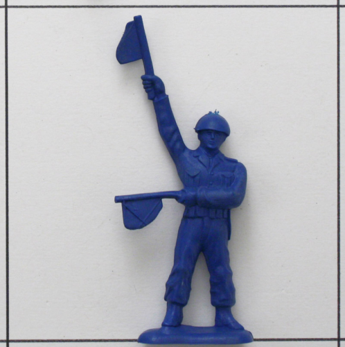 Soldat Signal gebend, Fahnen nicht ganz ausgebildet, dunkelblau<br />Weichplastik, Bergen Toy