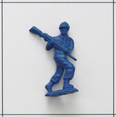 Soldat mit Gewehr schlagend, dunkelblau<br />Weichplastik, Bergen Toy