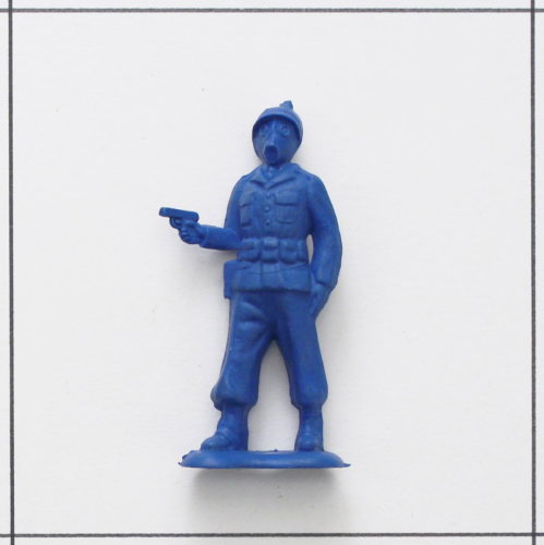 Soldat mit Pistole und Gasmaske, dunkelblau<br />Weichplastik, Bergen Toy