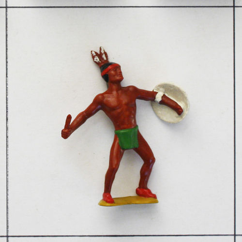 Indianer Messer in rechter Hand, Hartplastik, bemalt