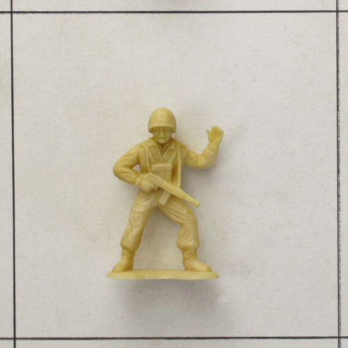 Soldat, breitbeinig mit MP, linke Hand erhoben, beige, Infanterie Serie 1, Heinerle