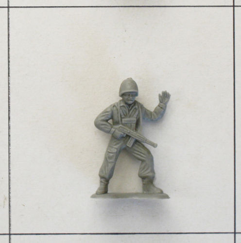Soldat, breitbeinig mit MP, linke Hand erhoben, grau, Infanterie Serie 1, Heinerle