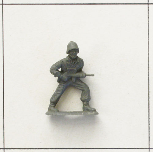Soldat, breitbeinig mit MP vorhaltend, grau, Infanterie Serie 1, Heinerle