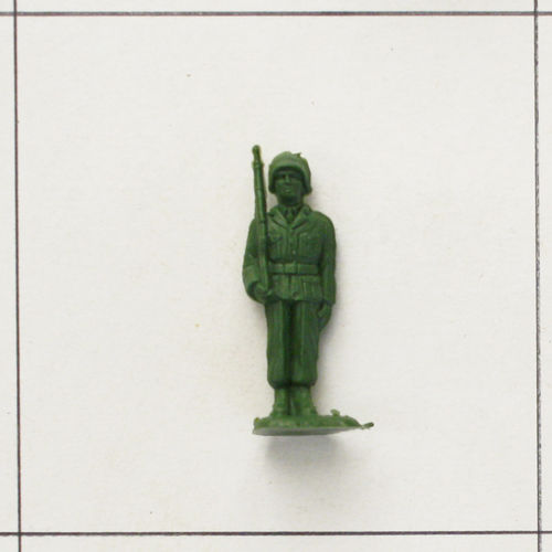Soldat, stillstehend, Gewehr geschultert, grün, Infanterie Serie 2, Heinerle