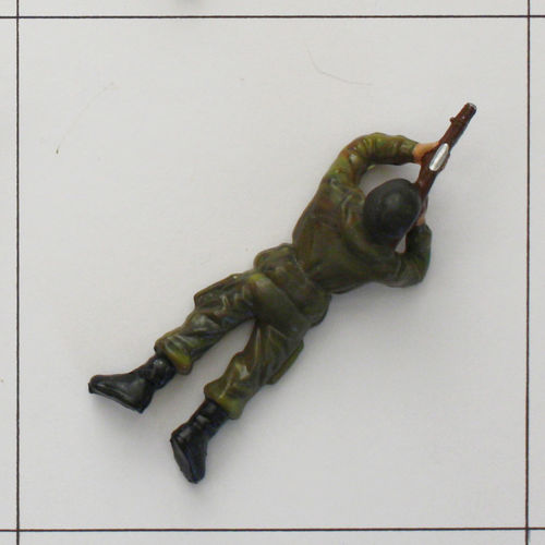 Soldat liegend mit Gewehr, defekt, Hartplastik, teilbemalt, Bundeswehr, Leyla